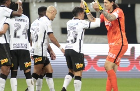 Cássio e Fagner comemorando o gol do lateral no jogo contra o Fluminense