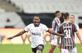 Cazares comemorando gol no jogo contra o Fluminense