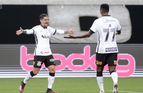 Fagner e Jô durante comemoração do gol do Corinthians
