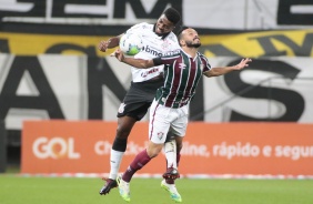 Jemerson em disputa de bola durante o jogo contra o Fluminense