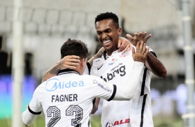 Jô e Fagner durante a comemoração do primeiro gol do Corinthians