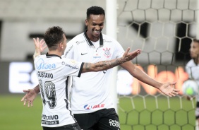 Jô e Mosquito durante comemoração do primeiro gol do Corinthians contra o Fluminense