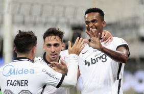 Jô e Mosquito durante o jogo contra o Fluminense