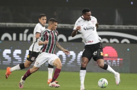 J em disputa de bola no jogo contra o Fluminense