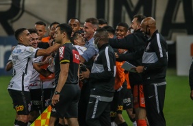 Jogadores do Corinthians se juntaram ao banco de reservas para comemorar o gol contra o Fluminense