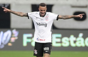 Luan comemorando seu gol na vitória contra o Fluminense
