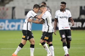 Mateus Vital e Gabriel durante comemorao do gol do Corinthians