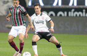 Mateus Vital em ao no jogo contra o Fluminense