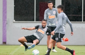 Everaldo e Angelo Araos no treino da tarde desta tera-feira no CT Dr. Joaquim Grava