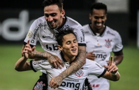 Gustavo e Mateus Vital comemorando o segundo tento do Corinthians, na Neo Qumica Arena