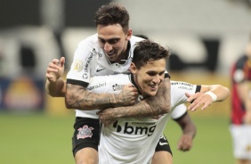Gustavo e Mateus Vital comemorando o segundo gol do Corinthians, marcado pelo meia, contra o Sport