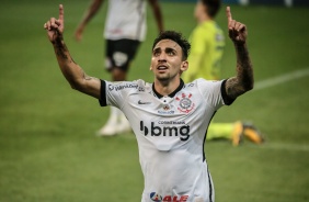 Gustavo Silva comemorando seu gol durante partida contra o Sport, pelo Brasileiro, na Arena