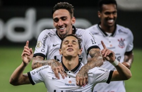 Gustavo Silva e Vital comemorando o segundo gol do Corinthians contra o Sport