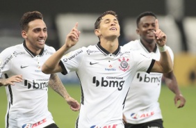 Gustavo, Vital e Cazares comemorando o segundo gol do Corinthians contra o Sport