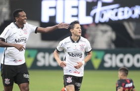 Jô comemora com Vital o segundo gol do Corinthians contra o Sport, pelo Brasileirão