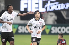 J comemora com Vital o segundo gol do Corinthians contra o Sport, pelo Brasileiro