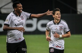 Jô comemora o gol de Mateus Vital, contra o Sport, na Neo Química Arena, pelo Brasileirão