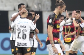 Jô comemorando seu gol contra o Sport, na Neo Química Arena