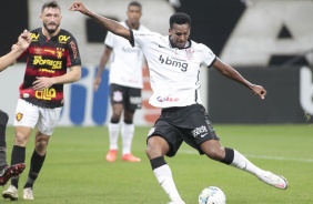 Jô marcou o terceiro gol do Corinthians contra o Sport, na Neo Química Arena, pelo Brasileirão