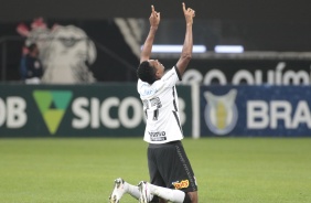 Jô marcou o terceiro gol do Corinthians diante o Sport, na Neo Química Arena, pelo Brasileirão