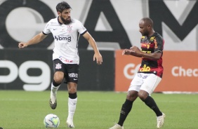 Zagueiro Bruno Mndez durante partida contra o Sport, pelo Brasileiro, na Neo Qumica Arena