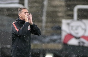 Mancini orienta o time no jogo contra o Red Bull Bragantino, na Neo Qumica Arena, pelo Brasileiro