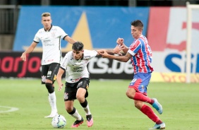 Cantillo e Araos em ação durante duelo contra o Bahia, pelo Campeonato Brasileiro
