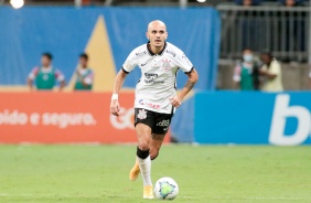 Fábio Santos em ação durante duelo contra o Bahia, pelo Campeonato Brasileiro