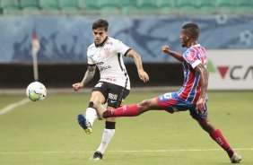 Fagner em ação durante duelo contra o Bahia, pelo Campeonato Brasileiro