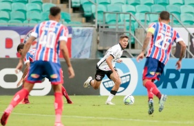 Gabriel Pereira em ação durante duelo contra o Bahia, pelo Campeonato Brasileiro, na Fonte Nova