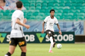 Gil em ação durante duelo contra o Bahia, pelo Campeonato Brasileiro