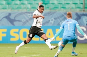 Jô em ação durante duelo contra o Bahia, pelo Campeonato Brasileiro