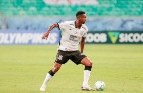 Jô em ação durante duelo contra o Bahia, pelo Campeonato Brasileiro