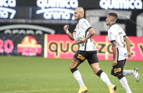 Fbio Santos e Gabriel comemorando o gol de empate do Corinthians, contra o Cear