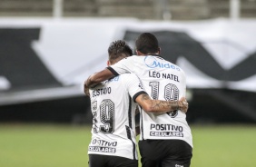 Gustavo e Lo Natel comemorando o segundo gol do Corinthians, contra o Cear, na Neo Qumica Arena