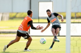 Everaldo no ltimo treino do Corinthians antes do jogo contra o Athletico-PR