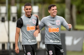 Fagner e Gabriel na atividade da manhã desta segunda-feira no CT Dr. Joaquim Grava