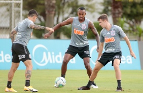 Fagner, Raul Gustavo, Lucas Piton na atividade da manhã desta segunda-feira no CT Dr. Joaquim Grava