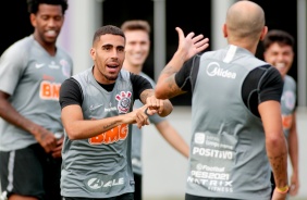 Gabriel e companheiros no último treino do Corinthians antes do jogo contra o Athletico-PR