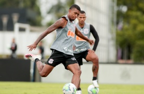 Jemerson na atividade da manhã desta segunda-feira no CT Dr. Joaquim Grava