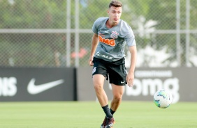 Lucas Piton no ltimo treino do Corinthians antes do jogo contra o Athletico-PR