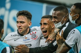 Gustavo, Gabriel e Marllon comemorando o segundo do Corinthians, contra o Athletico-PR