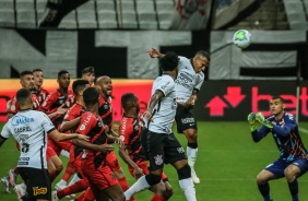 Otero cabeceia bola contra o gol do Athletico-PR, pelo Brasileiro, na Neo Qumica Arena