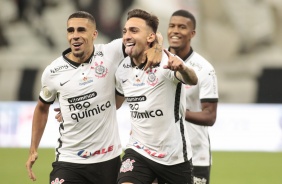 Gabriel e Gustavo na partida entre Corinthians e Athletico, nesta quarta-feira na Neo Química Arena