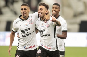 Gabriel e Gustavo na partida entre Corinthians e Athletico, nesta quarta-feira na Neo Qumica Arena