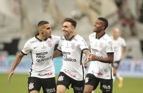 Gabriel e Gustavo na partida entre Corinthians e Athletico, nesta quarta-feira na Neo Qumica Arena