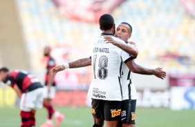 Lo Natel comemora com Otero seu go contra o Flamengo, no Maracan