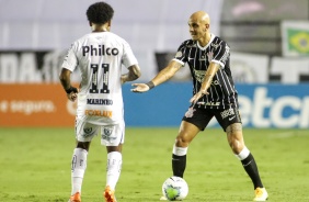 Fábio Santos durante partida entre Corinthians e Santos, na Vila Belmiro, pelo Brasileirão