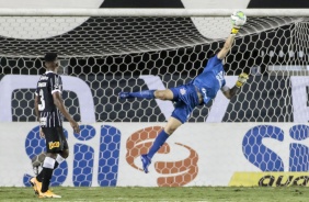 Goleiro Cássio durante partida entre Corinthians e Santos, na Vila Belmiro, pelo Brasileirão
