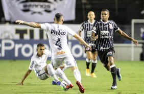 Léo Natel durante partida entre Corinthians e Santos, na Vila Belmiro, pelo Brasileirão